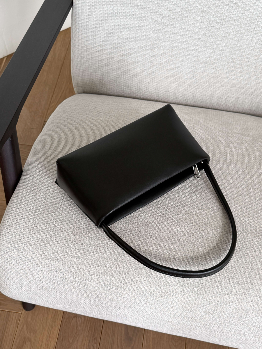 Мінімалістичний клатч-багет ДЖУДІ чорний LEMAN LM4874-1